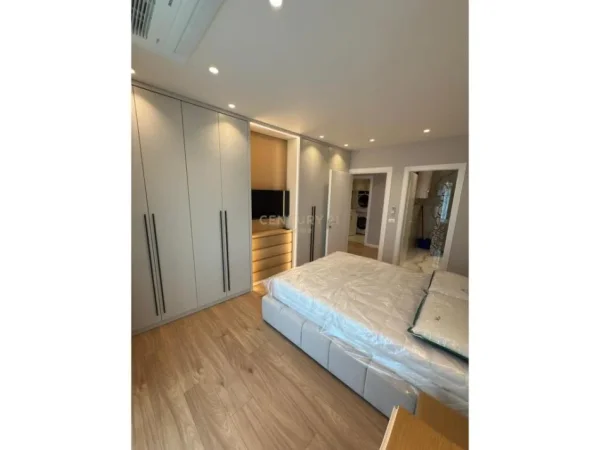 Tirane, jepet me qera apartament 2+1 Kati 11, 154 m² 2.100 € (Liqeni Tiranes)
