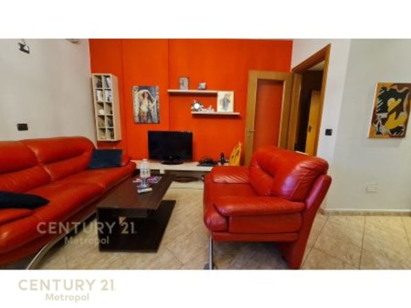Tirane, jepet me qera apartament 2+1 Kati 9, 93 m² 800 € (9 kateshet)