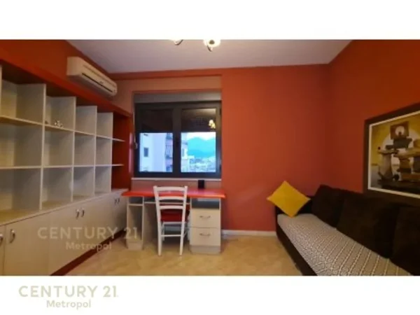 Tirane, jepet me qera apartament 2+1 Kati 9, 93 m² 800 € (9 kateshet)