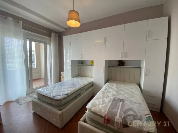 Tirane, jepet me qera apartament 2+1 Kati 5, 100 m² 750 € (Komuna Parisit)
