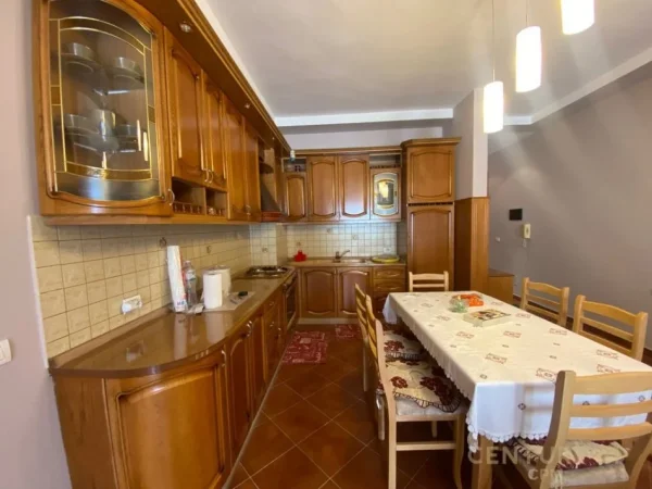 Tirane, jepet me qera apartament 2+1 Kati 5, 100 m² 750 € (Komuna e Parisit)
