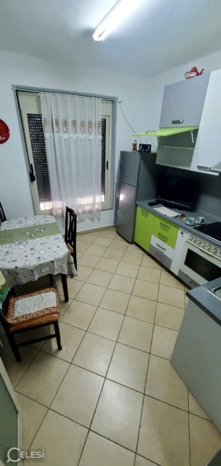 Tirane, jepet me qera apartament 2+1+Ballkon Kati 2, 87 m² 530 € (ne rrugen Bardhyl afer Medreses Tirane.)