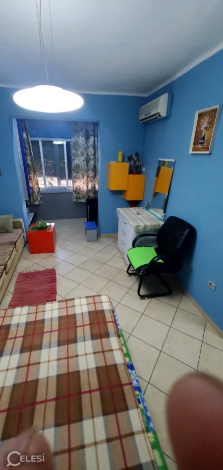 Tirane, jepet me qera apartament 2+1+Ballkon Kati 2, 87 m² 530 € (ne rrugen Bardhyl afer Medreses Tirane.)