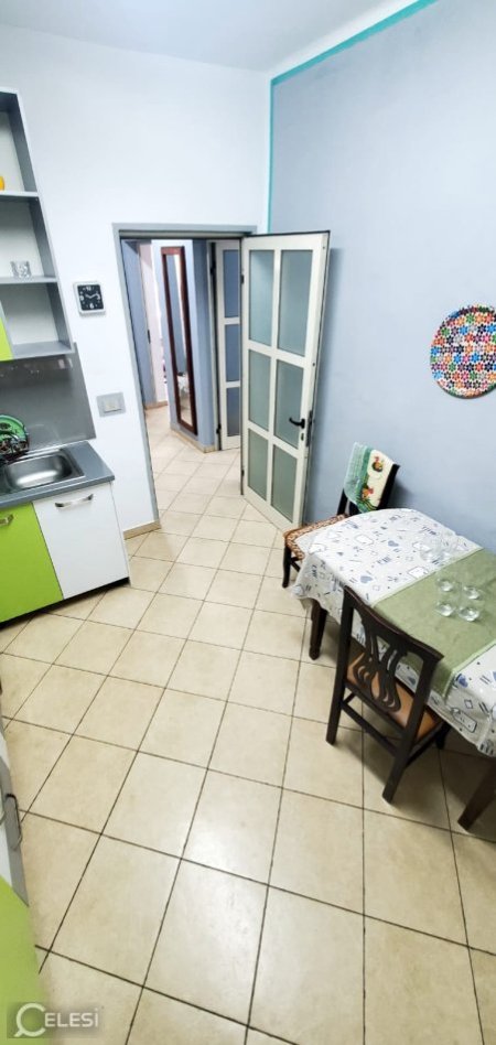 Tirane, jepet me qera apartament 2+1+Ballkon Kati 2, 87 m² 530 € (ne rrugen Bardhyl afer Medreses Tirane.)