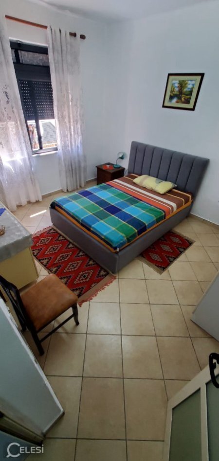Tirane, jepet me qera apartament 2+1+Ballkon Kati 2, 87 m² 530 € (ne rrugen Bardhyl afer Medreses Tirane.)
