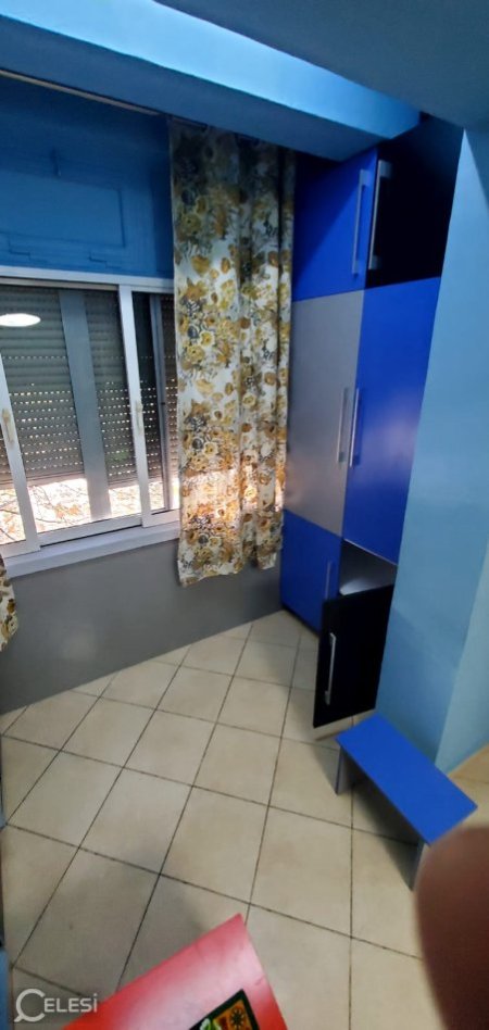 Tirane, jepet me qera apartament 2+1+Ballkon Kati 2, 87 m² 530 € (ne rrugen Bardhyl afer Medreses Tirane.)