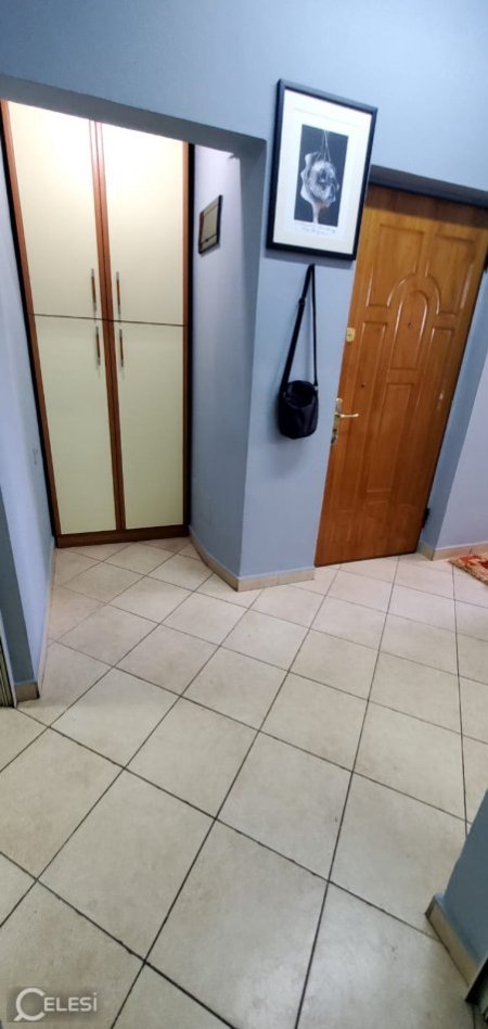 Tirane, jepet me qera apartament 2+1+Ballkon Kati 2, 87 m² 530 € (ne rrugen Bardhyl afer Medreses Tirane.)