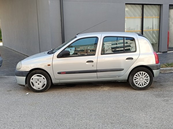 Durres, shitet makine Renault clio Benzin,1.400 €