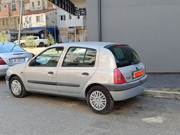 Durres, shitet makine Renault clio Benzin,1.400 €