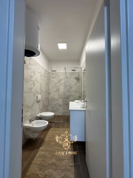 Durres, shitet apartament Kati 1, 173 m² 219.000 € (SHITET APARTAMENTI • 3+1+2 + Verande Adresa: Shkolla Italiane , Vollga)