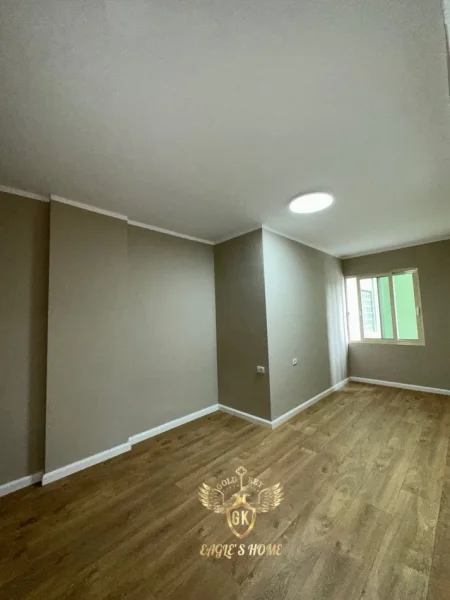 Durres, shitet apartament Kati 1, 173 m² 219.000 € (SHITET APARTAMENTI • 3+1+2 + Verande Adresa: Shkolla Italiane , Vollga)