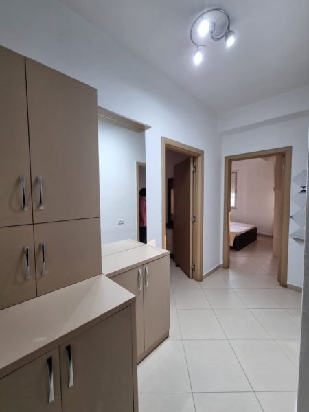 Tirane, jepet me qera apartament 2+1+Ballkon Kati 7, 92 m² 550 € (Rruga Bedri Karapici Perball Amerikan 3)