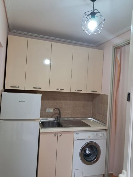 Tirane, jepet me qera apartament 1+1 Kati 1, 40 m² 300 € (Rruga ferit xhajko)