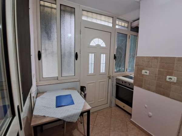 Tirane, jepet me qera apartament 1+1 Kati 1, 40 m² 300 € (Rruga ferit xhajko)