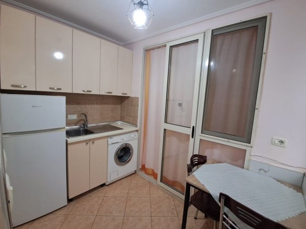 Tirane, jepet me qera apartament 1+1 Kati 1, 40 m² 300 € (Rruga ferit xhajko)