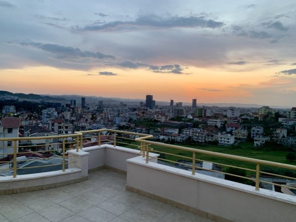 Tirane, jepet me qera apartament+verande | Penthouse 2+1+Aneks+Ballkon Kati 4, 140 m² 450 € (Rruga Fuat Toptani)
