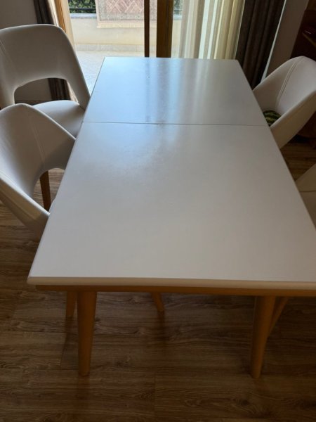 Berat, shes Shes tavolinë me përmasa 80 me 150 bashkë me karrige 251 €