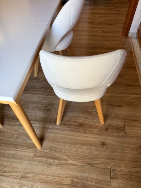 Berat, shes Shes tavolinë me përmasa 80 me 150 bashkë me karrige 251 €
