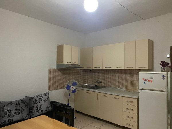 Tirane, jepet me qera apartament 1+1 Kati 0, 54 m² 250 € (ne rrugen 5 Maji Tirane.)