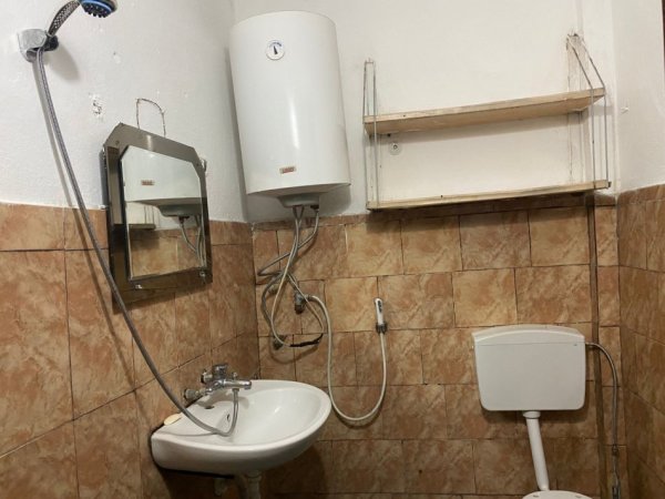 Tirane, jepet me qera apartament 1+1 Kati 0, 54 m² 250 € (ne rrugen 5 Maji Tirane.)