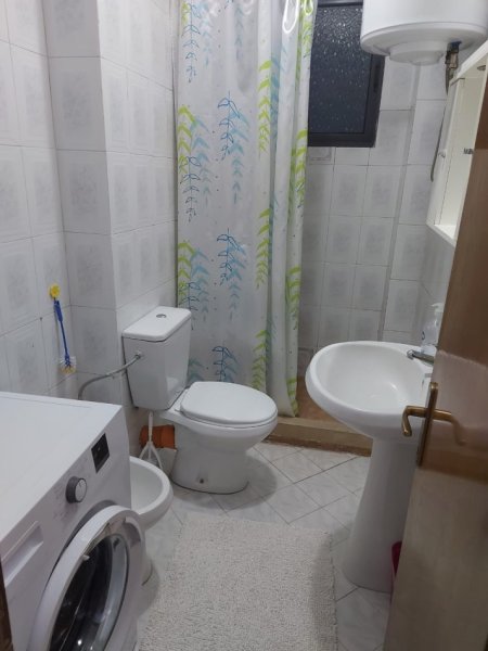 Tirane, jepet me qera apartament 1+1 Kati 7, 50 m² 450 € 