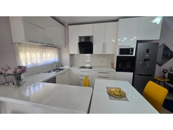 Tirane, shitet apartament 2+1 Kati 4, 151 m² 360.000 € (Komuna Parisit)