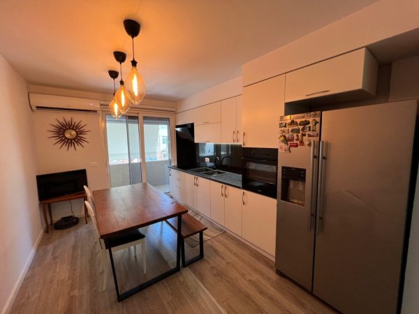 Shqiperi, jepet me qera apartament 2+1+Ballkon Kati 3, 100 m² 1.100 € (Ish Blloku, Rruga Sami Frasheri)