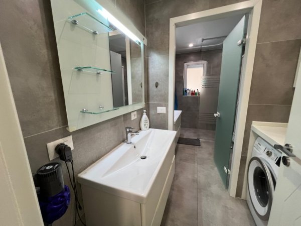 Shqiperi, jepet me qera apartament 2+1+Ballkon Kati 3, 100 m² 1.100 € (Ish Blloku, Rruga Sami Frasheri)