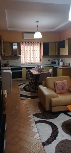 Tirane, jepet me qera apartament 2+1+Aneks+Ballkon Kati 1, 130 m² 400 € (shkoze)