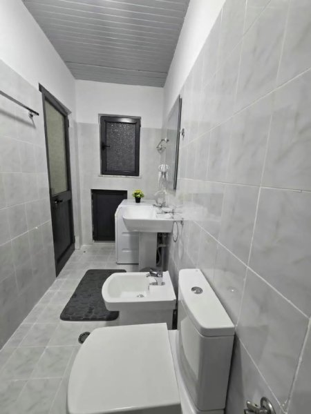 Tirane, jepet me qera shtepi 2+1+Ballkon Kati 1, 95 m² 650 € (Vasil Shanto, Pranë Shkollës, Rruga Kristo Floqi)
