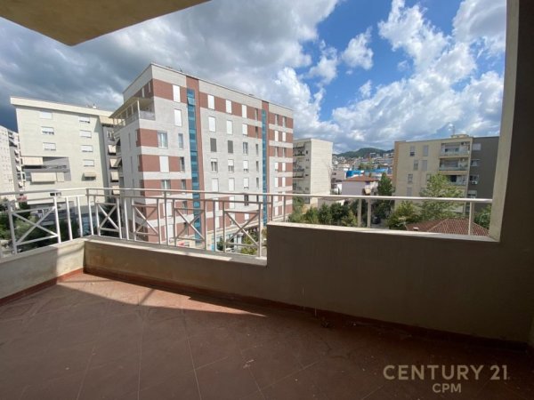 Tirane, jepet me qera apartament 2+1+Aneks+Ballkon Kati 5, 100 m² 750 € (Komuna e Parisit)