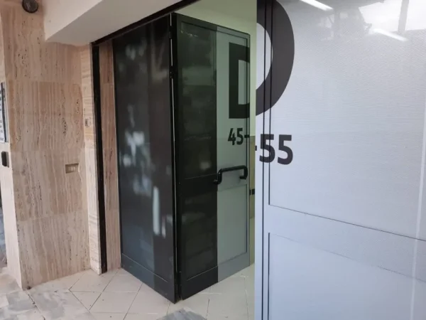 Tirane, jepet me qera dyqan Kati 0, 35 m² 350 € (R. Bogdanëve, Përballë Kishës Katolike R. Kavajës)