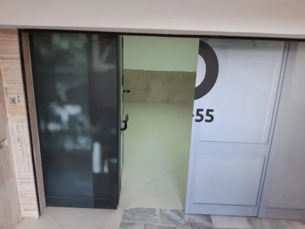 Tirane, jepet me qera dyqan Kati 0, 35 m² 350 € (R. Bogdanëve, Përballë Kishës Katolike R. Kavajës)