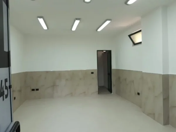 Tirane, jepet me qera dyqan Kati 0, 35 m² 350 € (R. Bogdanëve, Përballë Kishës Katolike R. Kavajës)