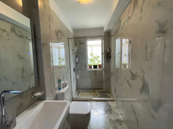 Tirane, jap me qera apartament 3+2+Aneks+Ballkon Kati 2, 130 m² 1.100 € (Garda)