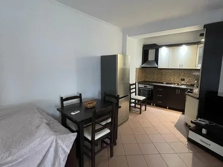 Tirane, jepet me qera apartament 2+1+2+Ballkon Kati 2, 84 m² 700 € (Liqeni Artificial)