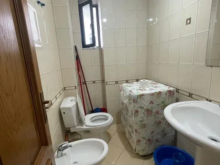 Tirane, jepet me qera apartament 2+1+2+Ballkon Kati 2, 84 m² 700 € (Liqeni Artificial)