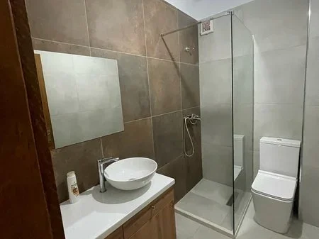 Tirane, jepet me qera apartament 2+1+2+Ballkon Kati 2, 84 m² 700 € (Liqeni Artificial)