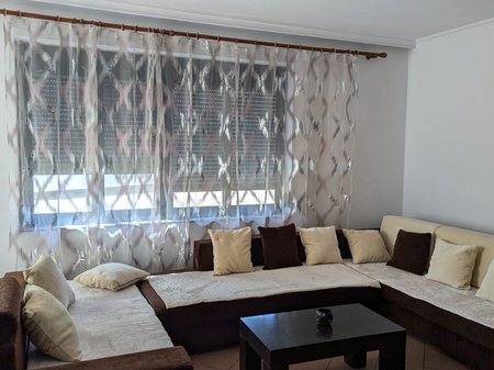 Tirane, jepet me qera apartament 2+1+2+Ballkon Kati 2, 84 m² 700 € (Liqeni Artificial)