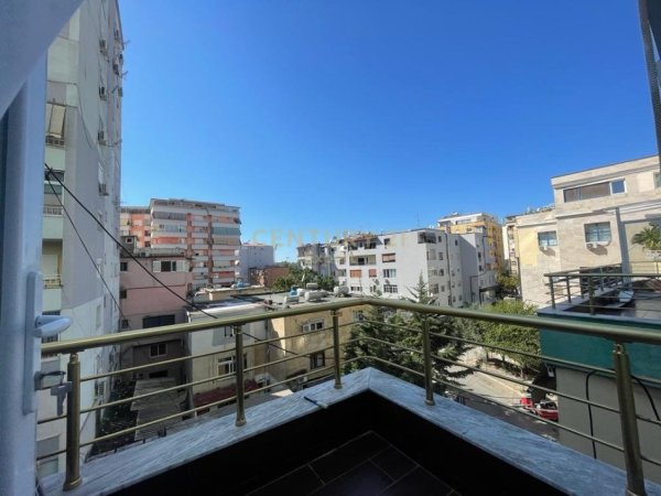 Tirane, jepet me qera apartament 1+1+Ballkon Kati 3, 52 m² 650 € (Rr. Ymer Kurti)