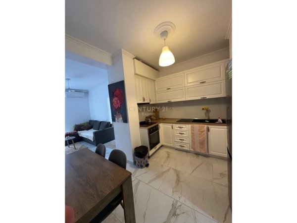 Tirane, jepet me qera apartament 1+1+Ballkon Kati 3, 52 m² 650 € (Rr. Ymer Kurti)
