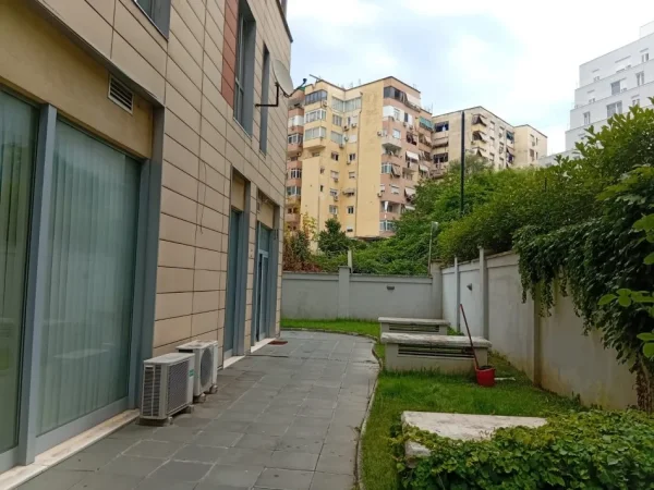 Tirane, jap me qera ambjent biznesi Kati 0, 70 m² 800 € 