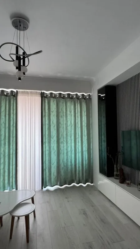 Tirane, jepet me qera apartament 2+1+Ballkon+🅿️ , 550 € (Astir, Urban Gate)