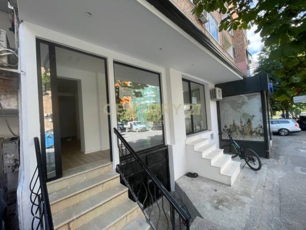 Tirane, jepet me qera ambjent biznesi Kati 0, 20 m² 700 € (Prane Rruges se Kosovareve)