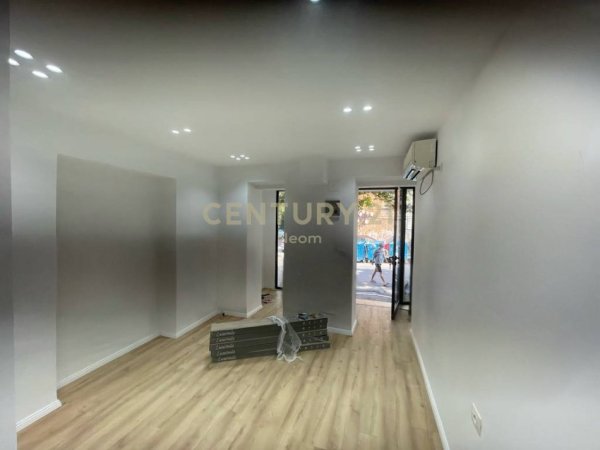 Tirane, jepet me qera ambjent biznesi Kati 0, 20 m² 700 € (Prane Rruges se Kosovareve)