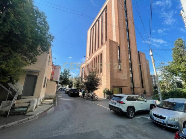 Tirane, jepet me qera ambjent biznesi Kati 0, 20 m² 700 € (Prane Rruges se Kosovareve)
