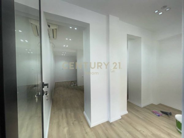 Tirane, jepet me qera ambjent biznesi Kati 0, 20 m² 700 € (Prane Rruges se Kosovareve)