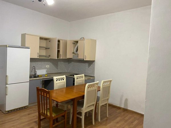 Tirane, jepet me qera apartament 1+1+Ballkon Kati 1, 70 m² (Rruga Nen Tereza Kamez)