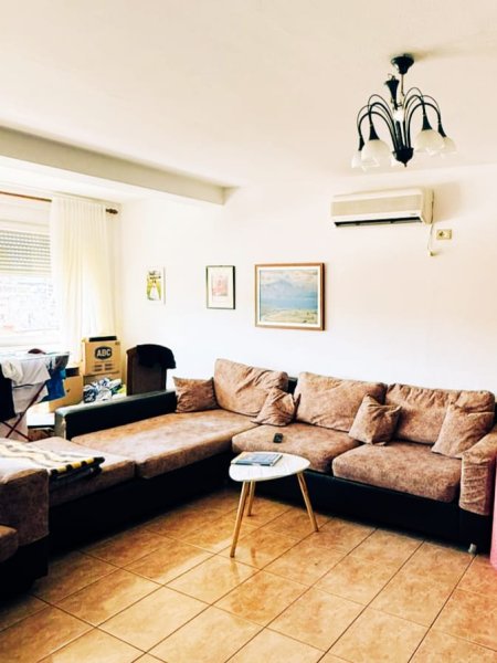 Tirane, jepet me qera apartament 2+1+Ballkon Kati 6, 100 m² 650 € (Rruga Fortuzi,Pranë Shkollës Jeronin De Rada)