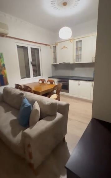 Tirane, jepet me qera apartament 2+1 Kati 2, 100 m² 750 € (Rr. Kavajes)